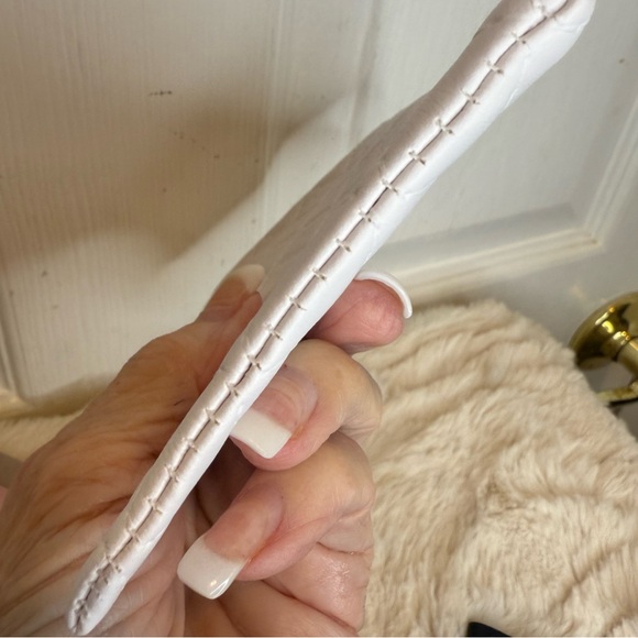 QUILTED FAUX LEATHER EYE GLASS CASE WHITE - Picture 6 of 7